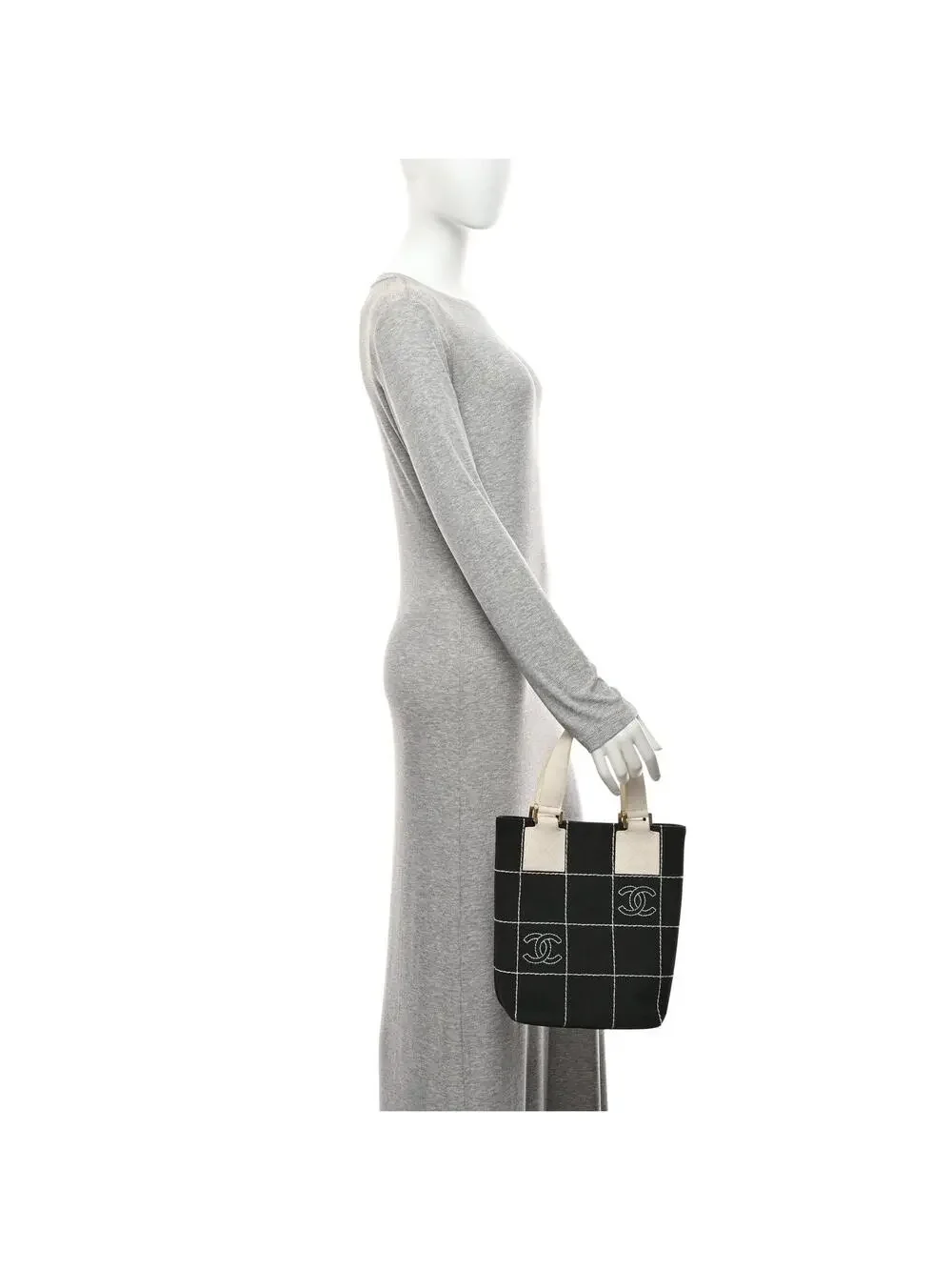 CHANEL indulge timeless